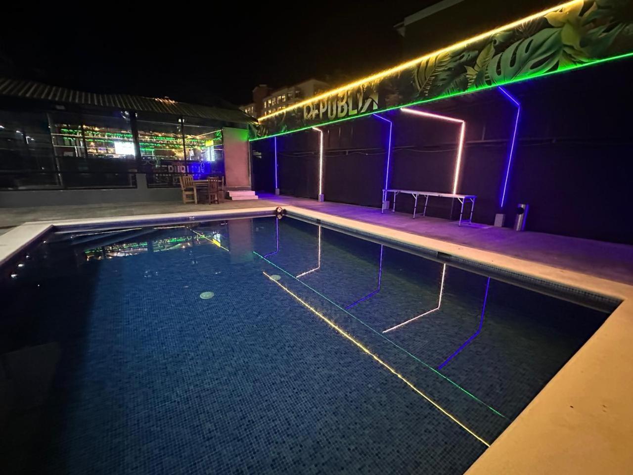 Republik Hotel, Bistro And Nightclub On Site Хако Экстерьер фото